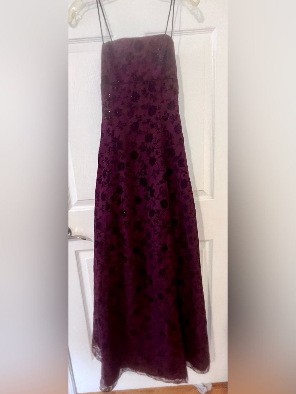 Elegant Spaghetti Strap Floral Lace Evening Dress in Deep Burgundy/Plum